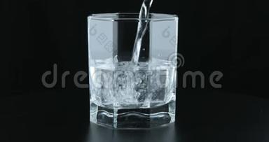将新鲜的冷<strong>汽水倒</strong>入饮用玻璃中。